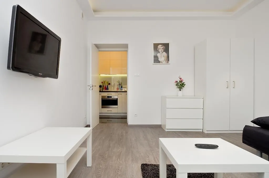 Goodnight Warsaw Apartments - Plac Konstytucji 3 0*,  Poland
